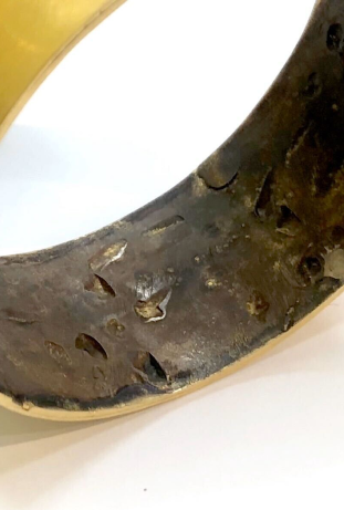 バングルの内側の歯形の写真