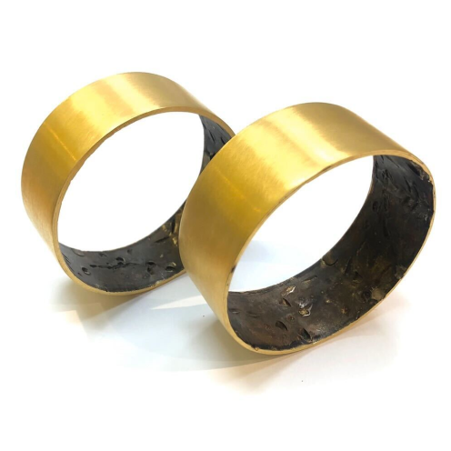 内側に歯形がついたバングル