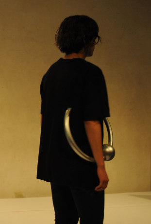 ボディピアスを模したブローチ