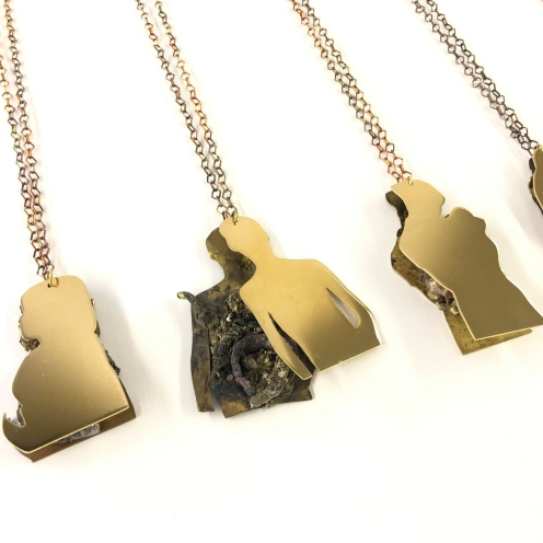 人の形をしたネックレス